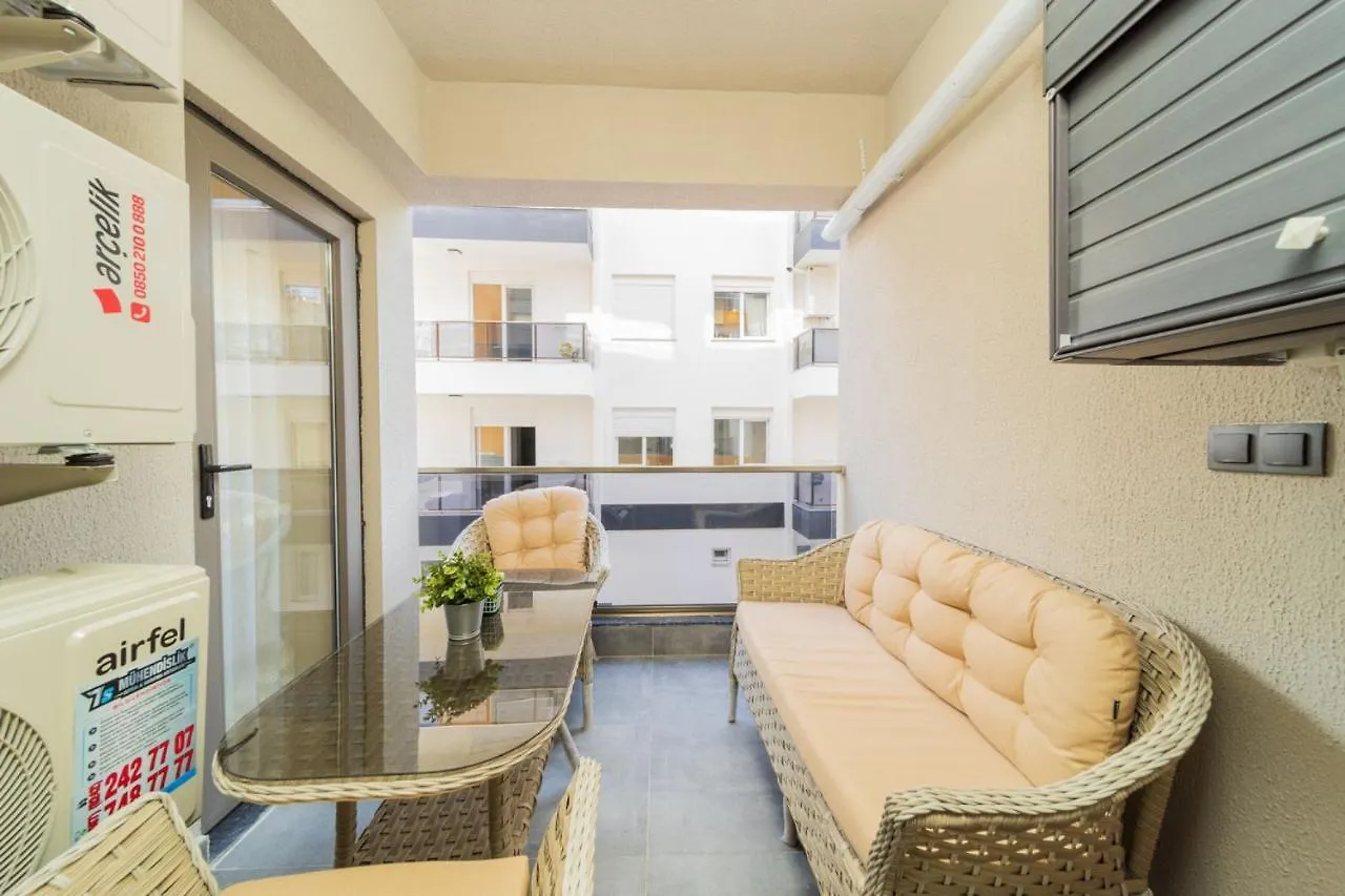安塔利亚Comfy Flat With Balcony Close To Konyaalti Beach公寓